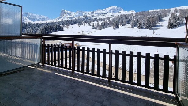 A balcony with a view of snow-covered mountains and a clear blue sky. - Comfortable studio near slopes, 4 people, Wifi, parking (Le Dévoluy)