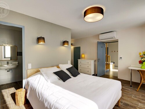 Spacious gîte with jacuzzi and garden in Montchal