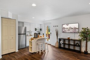 Refrigerador, microondas, parrilla de estufa y cafetera y tetera 