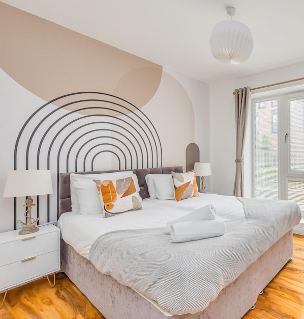 2 bedrooms, desk, iron/ironing board, travel cot - Elegant Apartment @ Campbell Park • City Centre • Balcony • Free Parking • Sky TV • Yoko Property (Milton Keynes)