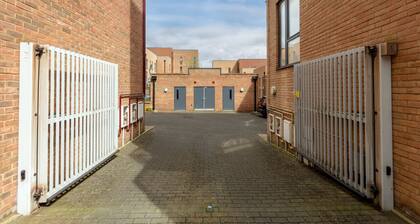 Elegant Apartment @ Campbell Park • City Centre • Balcony • Free Parking • Sky TV • Yoko Property