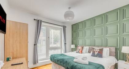 Elegant Apartment @ Campbell Park • City Centre • Balcony • Free Parking • Sky TV • Yoko Property