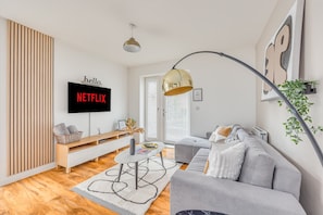 TV - Elegant Apartment @ Campbell Park • City Centre • Balcony • Free Parking • Sky TV • Yoko Property (Milton Keynes)