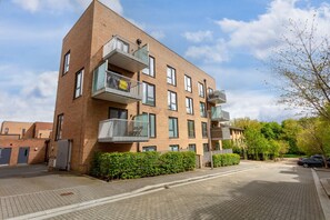 Exterior - Elegant Apartment @ Campbell Park • City Centre • Balcony • Free Parking • Sky TV • Yoko Property (Milton Keynes)