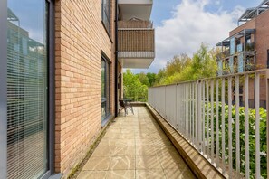 Terrace/patio - Elegant Apartment @ Campbell Park • City Centre • Balcony • Free Parking • Sky TV • Yoko Property (Milton Keynes)