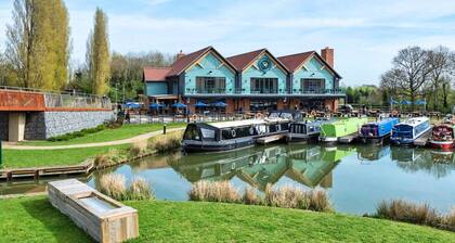 Luxury City Centre Apartment w/ Balcony & Parking