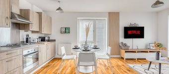 Luxury City Centre Apartment w/ Balcony & Parking