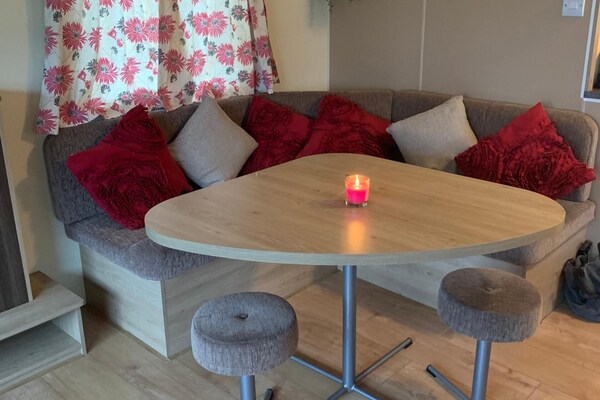 Caravan - Sleeps 6 - Parking, Pool, Facilities - Essex
