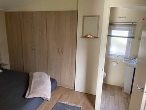 Cabana | 2 dormitoris, planxa i posts de planxar, wifi gratuïta i roba de llit