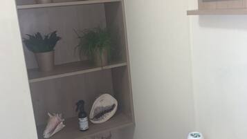 Mökki | Kylpyhuone | Suihku, pyyhkeet, sampoo