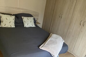 2 chambres, fer et planche à repasser, Wi-Fi gratuit, draps fournis