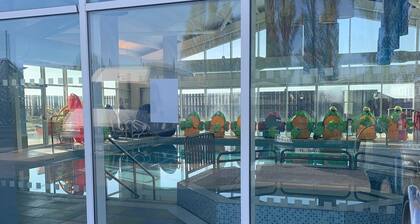 Caravan - Sleeps 6 - Parking, Pool, Facilities