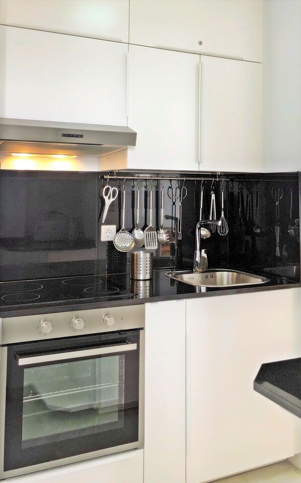 Kühlschrank, Mikrowelle, Ofen, Herdplatte