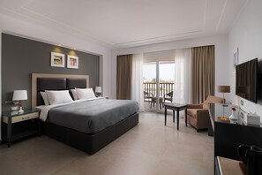 Minibar, in-room safe, desk, soundproofing - Rhactus Hotel New Alamein (Al-Hammam)