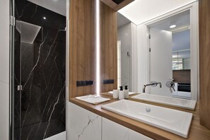 Deluxe Apartment | Bathroom