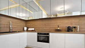 Deluxe Apartment | Private kitchenette | Microwave, oven, stovetop, dishwasher - P&O Apartments Ogrodowa (Warsaw)