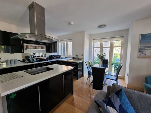 Ground floor flat in town centre with parking and outdoor space