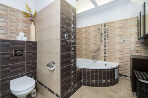 Apartamento económico | Baño | Ducha y toallas