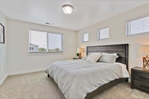 3 bedrooms, iron/ironing board, travel crib, WiFi - Charming Centrally Located Treasure Valley Custom (Nampa)