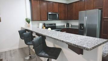 Refrigerador, microondas, horno, placa de cocina