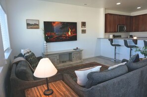 TV, Netflix, Hulu, streaming services - Charming Centrally Located Treasure Valley Custom (Nampa)