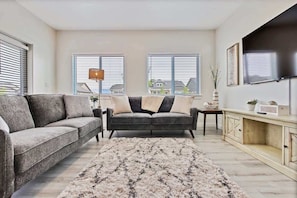 TV, Netflix, Hulu, streaming services - Charming Centrally Located Treasure Valley Custom (Nampa)