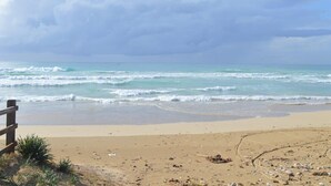 A beach with a wooden fence, sandy shore, and ocean waves. - Villa dei Desideri (Salve)