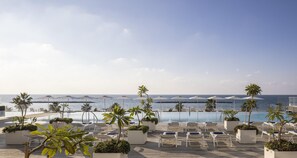 Outdoor pool, pool umbrellas, sun loungers - The David Kempinski Tel Aviv (Tel Aviv)