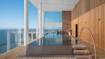 Alberca al aire libre, sombrillas en la alberca y camastros