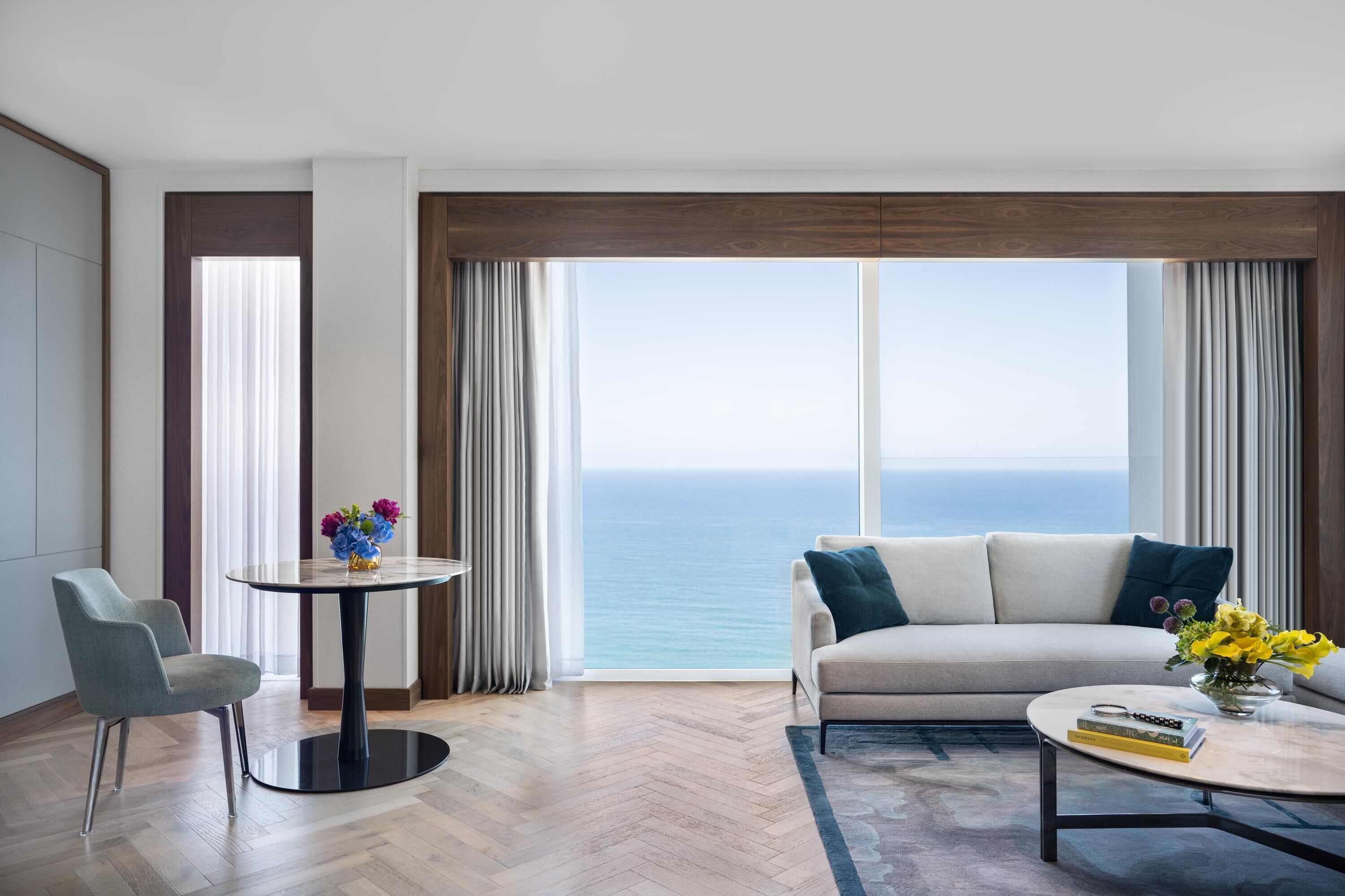 Ropa de cama de alta calidad, edredón y minibar 