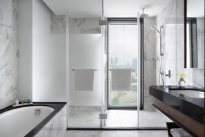 Separate bathtub and shower, deep-soaking bathtub, rainfall showerhead - The David Kempinski Tel Aviv (Tel Aviv)