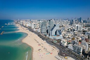 On the beach, 3 beach bars - The David Kempinski Tel Aviv (Tel Aviv)