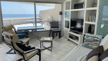 Una televisión, una oficina