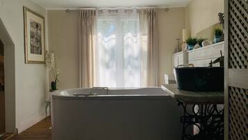 Badekar, hårtørrer, hjemmesko, håndklæder