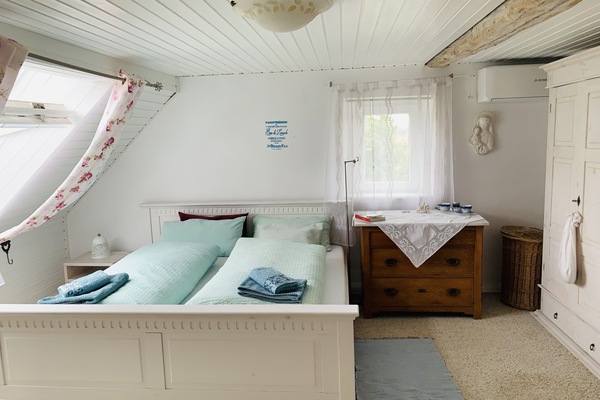 5 bedrooms, desk, soundproofing, iron/ironing board