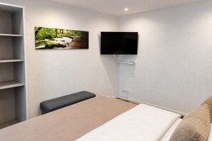 2 bedrooms, iron/ironing board, travel cot, free WiFi