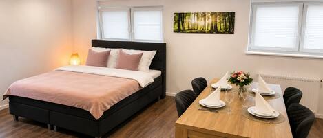 2 slaapkamers, een strijkplank/strijkijzer, reisbedje, gratis wifi
