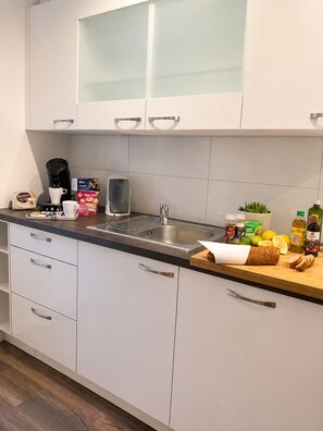 Coffee/tea maker, fridge, microwave, oven