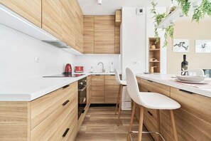 Fridge, oven, stovetop, dishwasher