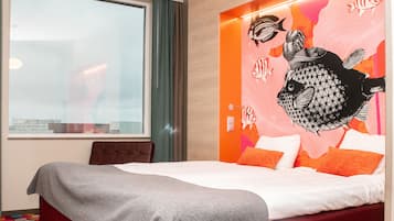 Stylish Double Room | Cofres nos quartos, escrivaninha, quartos à prova de som