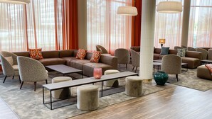 Un espace de détente moderne, avec des canapés, des fauteuils et une table basse.