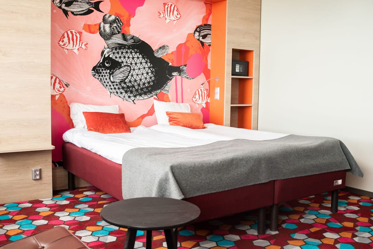 Stylish Twin Room | Värdeförvaringsskåp på rummet, skrivbord, ljudisolering och gratis wi-fi
