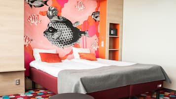 Stylish Twin Room | Cofres nos quartos, escrivaninha, quartos à prova de som