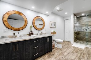 Shower, hair dryer, towels - Beautiful Log House with Fire Pit and Access to Private Trails (Kingsville)