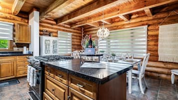 Kylskåp, mikrovågsugn, ugn och spishäll