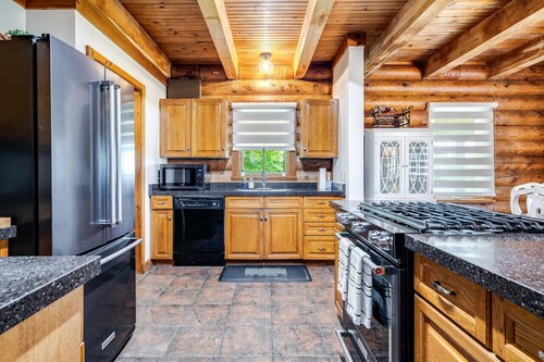 Beautiful Log House with Fire Pit