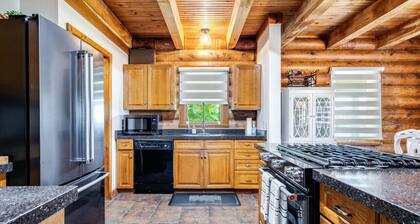 Beautiful Log House with Fire Pit