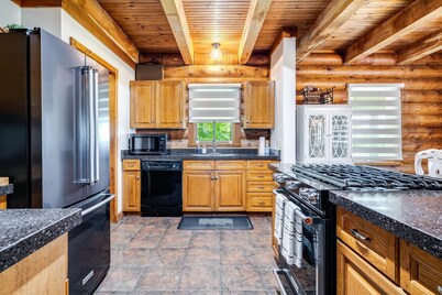 Beautiful Log House with Fire Pit