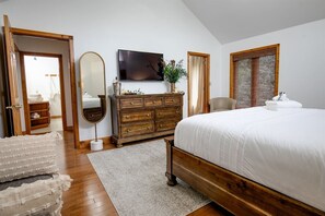 4 bedrooms, iron/ironing board, free WiFi, bed sheets - Beautiful Log House with Fire Pit and Access to Private Trails (Kingsville)