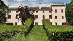 A large, two-story building with a symmetrical facade, red window shutters, and a central entrance. - La Torre di Rua (SAN PIETRO DI FELETTO)